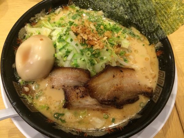 「炙り豚ラーメン 煮卵」@かごしまら～めん我流風 天文館本店の写真