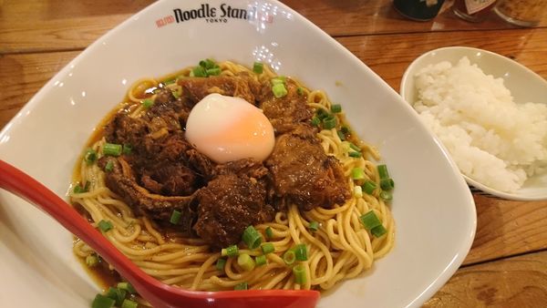 「牛煮込みまぜそば 中盛り サービスライス」@Noodle Stand Tokyoの写真