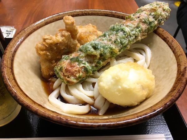 「冷やしぶっかけ（とり天＋ちくわ磯辺天＋半熟玉子天）＋黒生」@いぶきうどん 吉祥寺店の写真