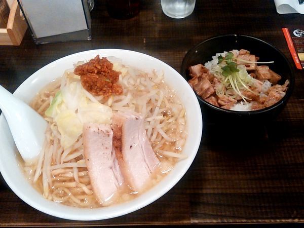 「山盛りラーメン承太郎(並盛・330g)800円＋豚丼300円」@麺屋 承太郎の写真