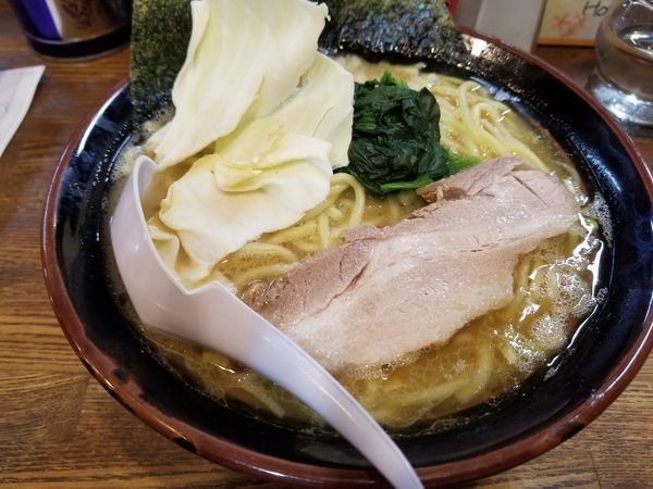 「いつもの豚骨醤油いつものお値段　中」@らあめん 寸八 総本店の写真