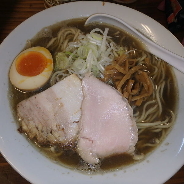 「煮干しラーメン(細麺200g)(750円)、瓶ビールおつまみ」@くじら食堂の写真