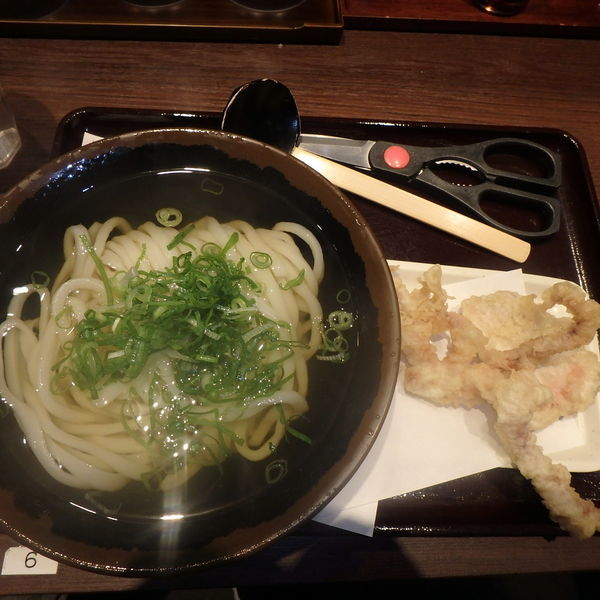 「かけ中(500円)(そのまま)、ゲソ天半分(110円)、鶏天」@香川 一福 神田本店の写真
