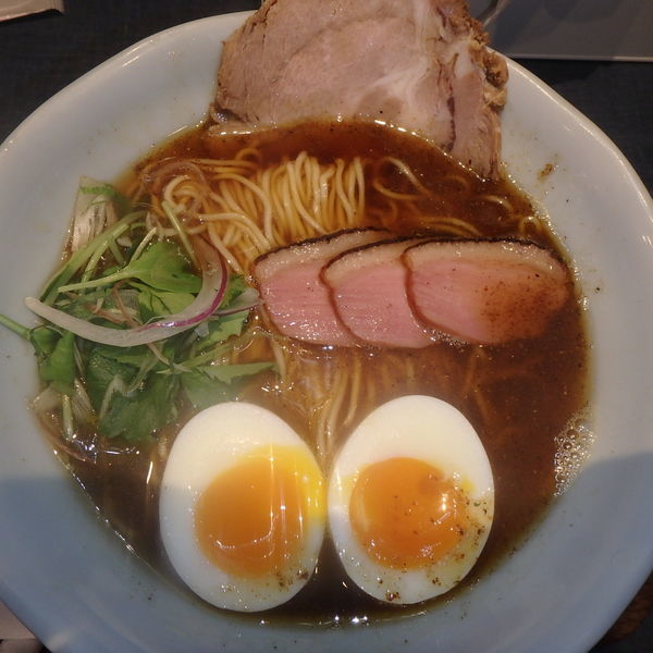 「にほんいち醤油そば(無料大盛)(870円)、プレミアムモルツ」@麺巧 潮の写真