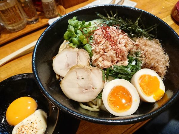 「【限定】ツナまぜそば800円＋特製おつまみ 他いろいろ」@麺屋 鶏口の写真