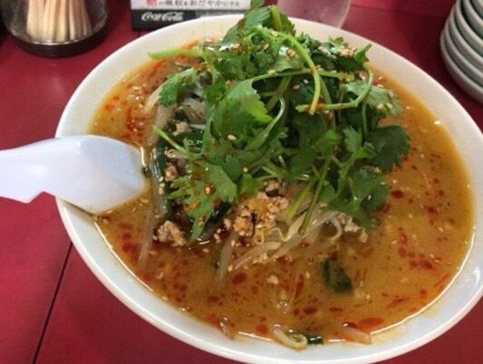 「パクチーナンプラーそば800円+半チャーハン300円」@かし亀の写真