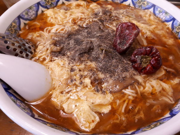 「激辛スーラー湯麺大盛」@中国ラーメン 揚州商人 赤坂店の写真