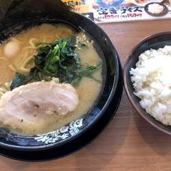 ラーメン（麺固め・味濃いめ・油多め）＋小ライス
