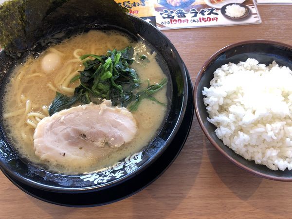 「ラーメン（麺固め・味濃いめ・油多め）＋小ライス」@町田商店 岸和田店の写真