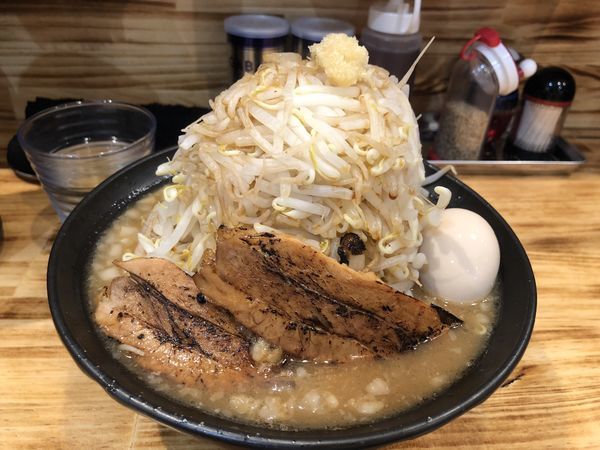 「J系野菜ラーメン（醤油）全部のせ＋野菜マシ」@らぁめん つけめん 豚火 長塚店の写真
