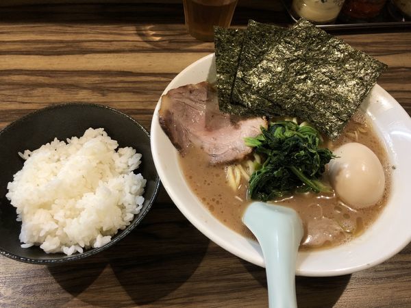 「ラーメン 並盛 味玉（麺 普通、油少なめ、濃さ 薄め）」@横浜家系らーめん 五丁目ハウスの写真