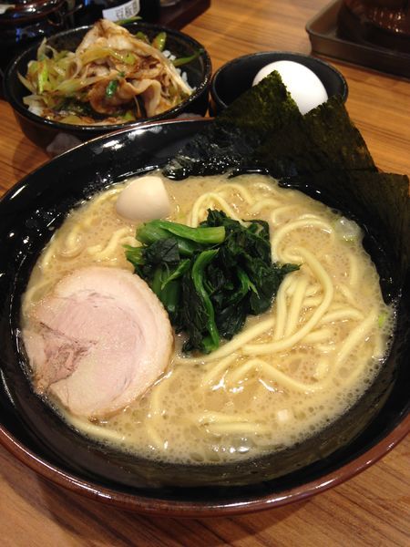 「ラーメン690円 ミニすためしセット300円」@横浜家系ラーメン 野田家の写真