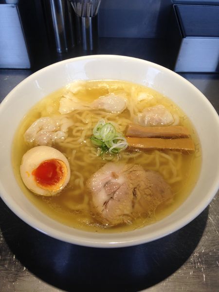 「塩ワンタンめん 900円」@自家製麺 らあめん吟の写真