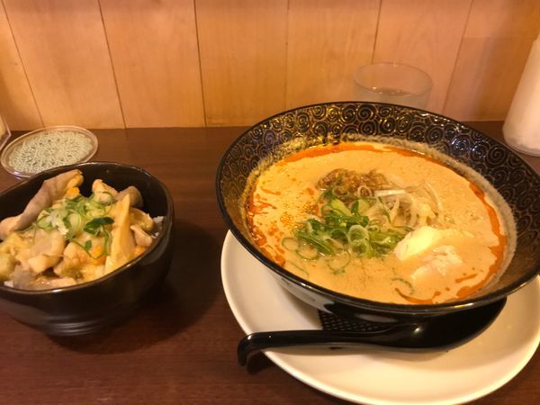 「担々麺 ホルモン丼セット」@担々麺 やまきんの写真
