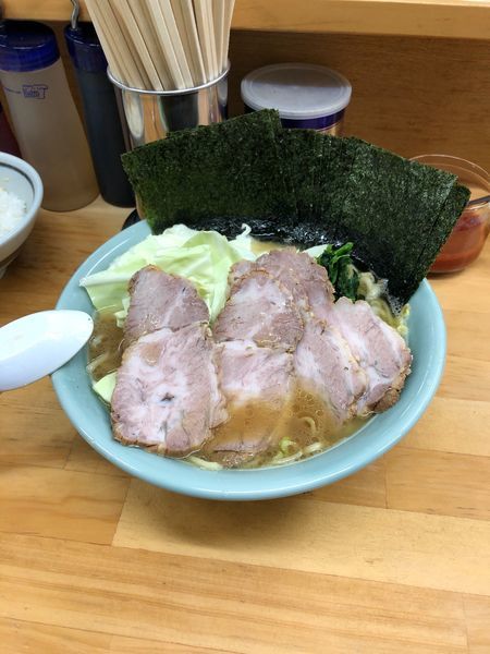 「チャーシュー麺中盛り 海苔 ほうれん草 麺硬め濃い目少し多め」@捲り家の写真