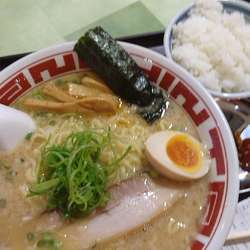 東京豚骨ラーメン680円大盛ライス辛子高菜無料