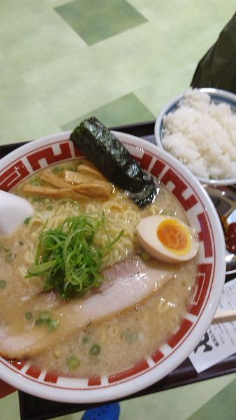 「東京豚骨ラーメン680円大盛ライス辛子高菜無料」@屯ちん SUNAMO店の写真