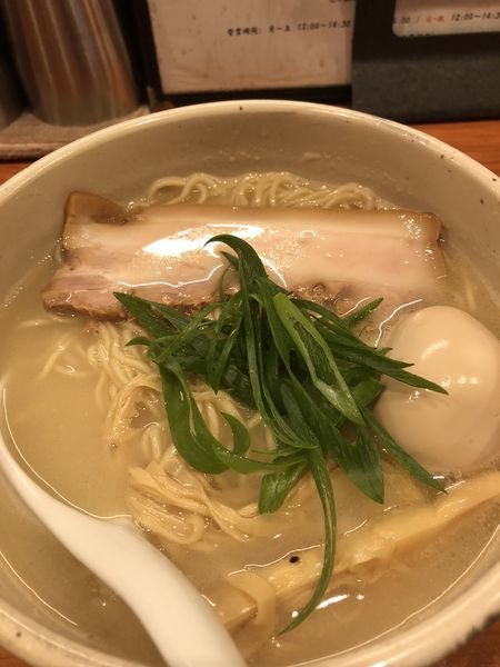 「軍鶏白湯ラーメン ￥800＋半熟味玉 ¥150」@麺屋 臥龍の写真