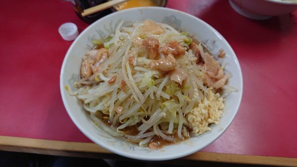 「小豚　少な目　野菜脂ニンニク少し　生卵」@ラーメン二郎 環七一之江店の写真