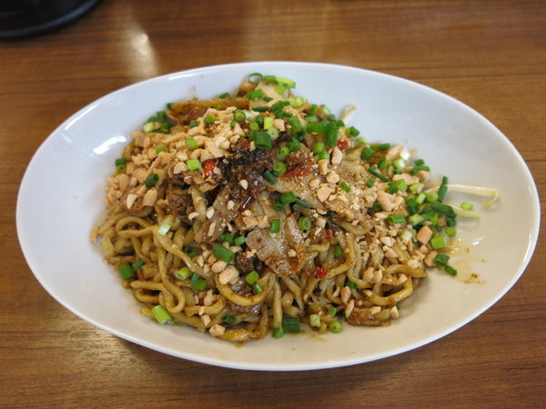 「肉入り汁なし坦々麺：830円」@小四川 神田店の写真