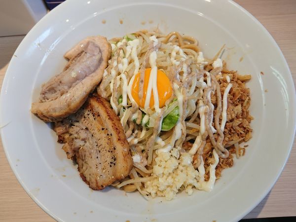 「ラーメン汁なし（ニンニク、フライドオニオン、魚粉マヨネーズ）」@麺屋 味方の写真