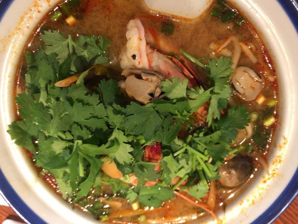 「トムヤムクンラーメン970円+パクチー100円」@メナムのほとり 神保町本店の写真