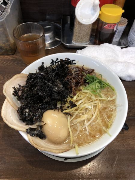 「醤油豚骨ラーメン(全部入り)」@二十九代目 哲麺 立川北口店の写真
