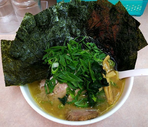 「青ネギラーメン 海苔&チャーシュー」@横浜ラーメン あばん 上尾西口駅前店の写真