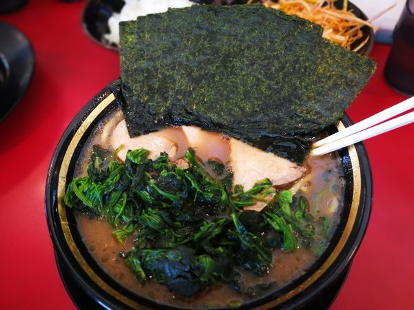 「チャーシュー麺＋ほうれん草＋海苔＋半ライス＋辛ネギ」@家系ラーメン 熊田家の写真