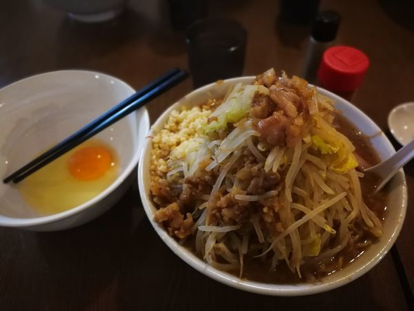 「ラーメン＋生たまご＋ニンニクアブラ」@俺の生きる道 つくば店の写真