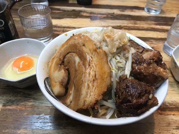 「雷そば濃厚大+トロ豚+生卵 (ニンニクアブラ）」@雷 北松戸本店の写真