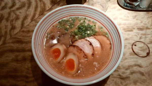 「煮玉子チャーシューメン+替え玉」@博多うま馬 東京駅店の写真