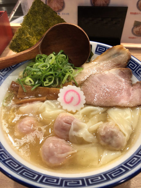 「塩ワンタン麺　900円」@風は南から 学芸大学店の写真