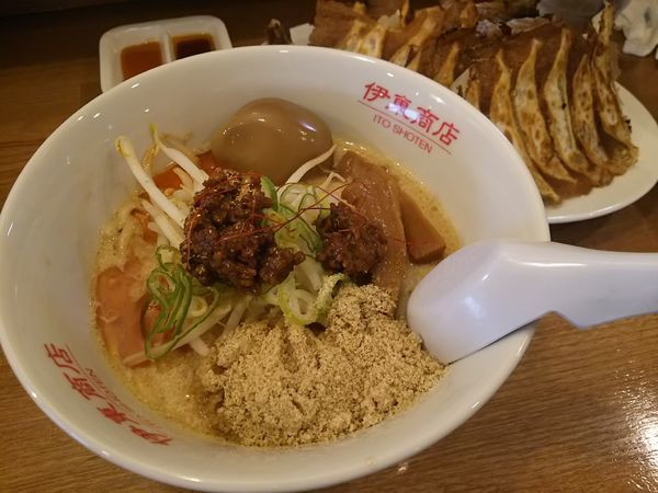 「担々麺　＋煮卵　＋餃子２４ケ：誕生月サービス」@松本餃子食堂の写真