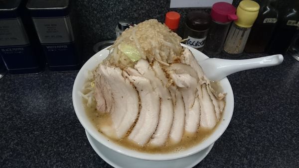 「正油・大・豚８枚(ヤサイアブラ玉葱極太麺)￥１０５０」@らうめん さぶ郎の写真