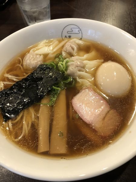 「肉ワンタン麺 黒（ハーフ）¥800＋味付玉子 ¥100」@八雲の写真