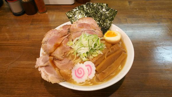 「特製ラーメン(濃厚魚介)」@自家製熟成麺 吉岡 田端店の写真