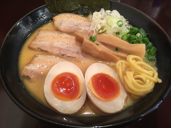 「濃厚鶏だし炙りチャーシュー味玉らーめん（1200円）」@らーめんなが田の写真