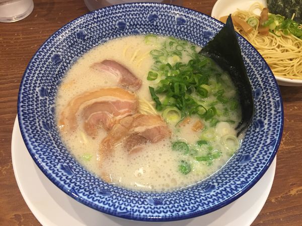 「白ラーメン（博多麺・カタ）」@大宮豚骨 一番軒の写真