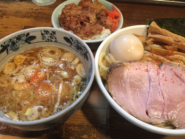 「燻玉つけ麺（880円）＋ミニ牛すじ丼（250円）」@兎に角 松戸店の写真