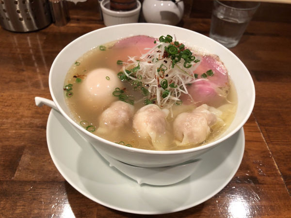 「塩海老ワンタン麺　1100円＋色々」@創作麺工房 鳴龍の写真