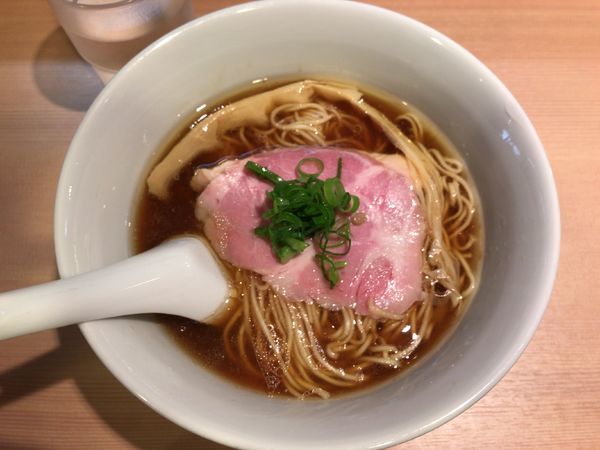 「醤油らぁ麺」@らぁ麺 はやし田 新宿本店の写真