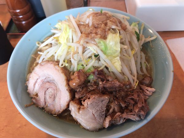 「中ラーメン750円 極太麺 油少な目」@立川マシマシ ロイヤルスープの写真