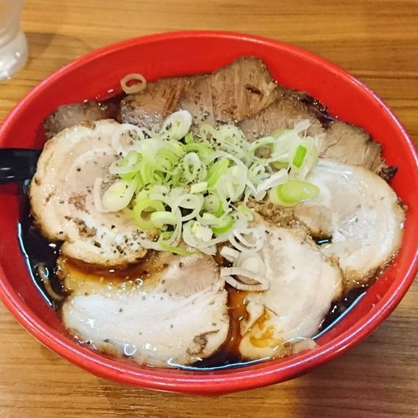 「富山ブラックW肉盛りそば1090」@麺家いろは CiC店の写真