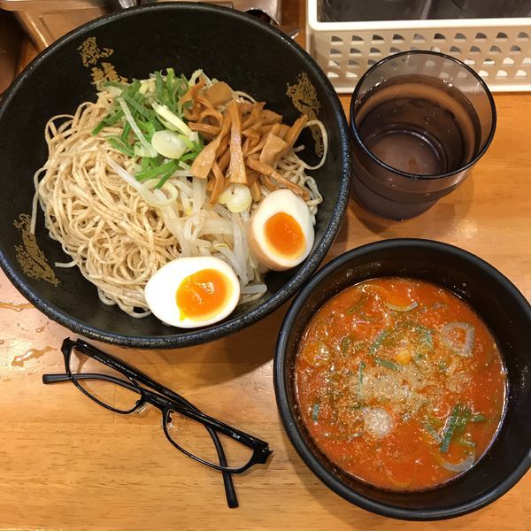 「辛 冷しざるラーメン 絶品半熟玉子入り」@博多風龍 池袋東口店の写真