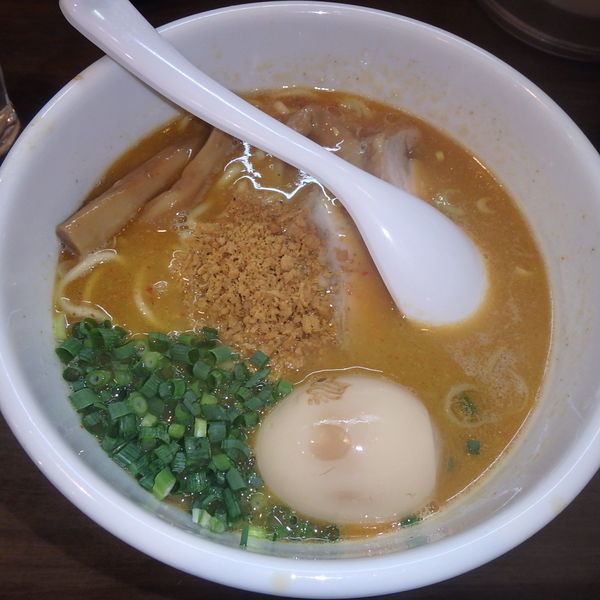 「味玉赤鶏らーめん(840円)、瓶ビール(550円)」@鶏の穴 白山店の写真