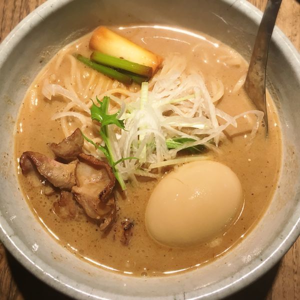 「もつそば 全粒粉麺 味玉」@和醸良麺 すがりの写真