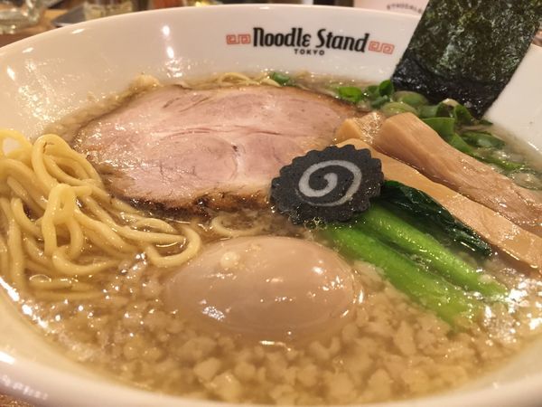 「味玉KUROSHIO背脂煮干しらーめん 醤油（950円）」@Noodle Stand Tokyoの写真