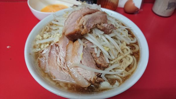 「小豚　油麺少な目　ニンニク少生卵」@ラーメン二郎 千住大橋駅前店の写真