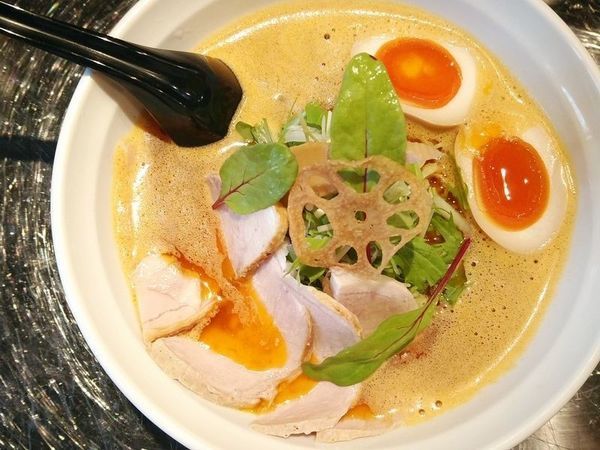 「醤油らーめん＋玉子」@牛骨らーめん ぶるずの写真